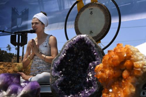 Un instructor de yoga lidera a las personas en una meditación masiva en DisclosureFest en Los Ángeles el 17 de junio.